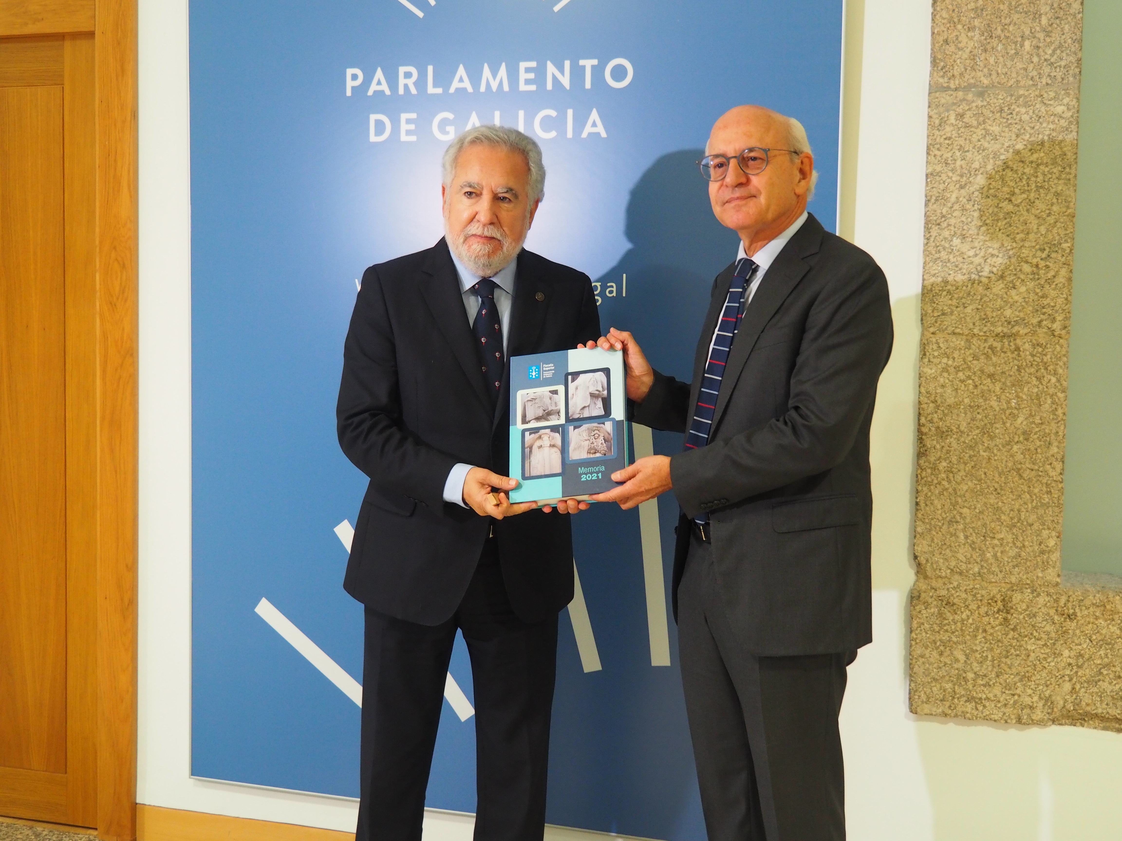 A Fiscalía Superior de Galicia entrega ao Parlamento a a Memoria de 2021